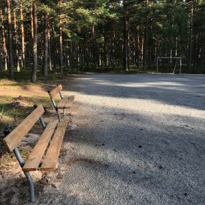 Nya bänkar vid fotbollsplanen - oktober 2019